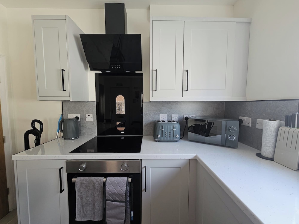 House - Sleeps 4 - Parking - Garden - City Centre
