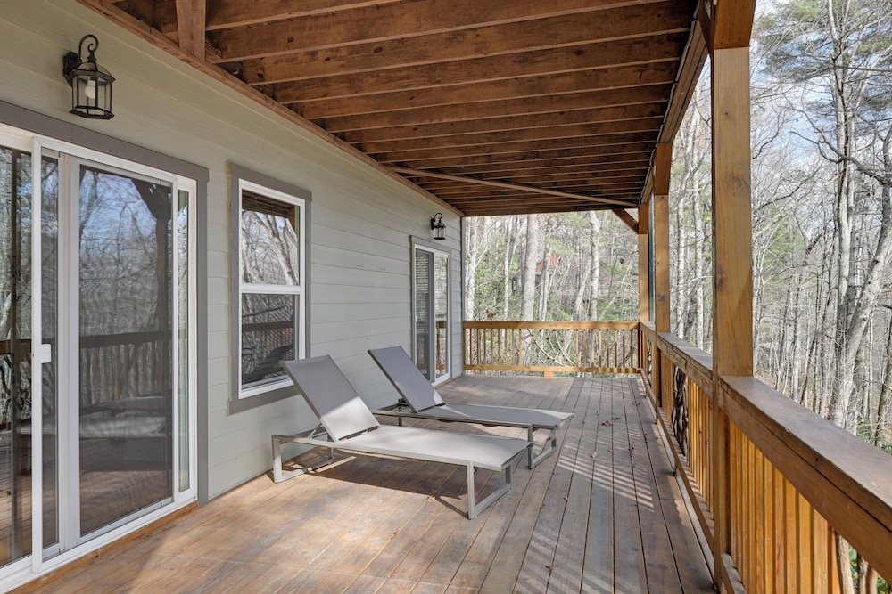 Sapphire Valley Resort Cabin w/ Fireplaces + Grill