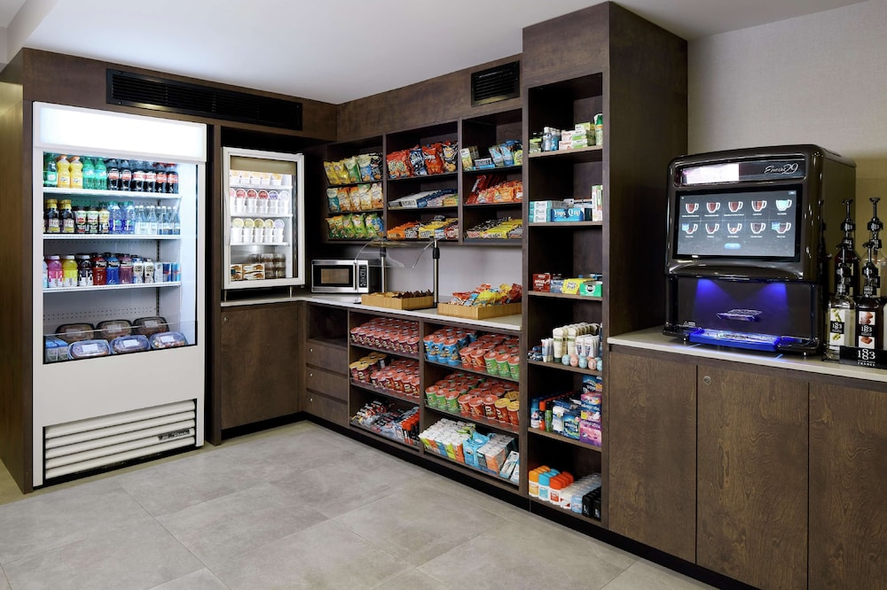 DoubleTree by Hilton Montreal Airport - Property Image 10