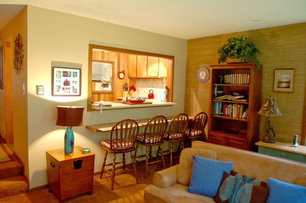 Snowater Condo #84 - Large Condo With Private Sauna and Soaker tub