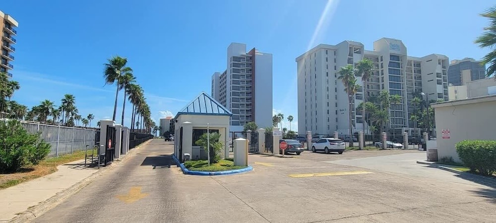 Saida Beachfront Luxe Condo Two Heated Pools 2 Bedroom Condo