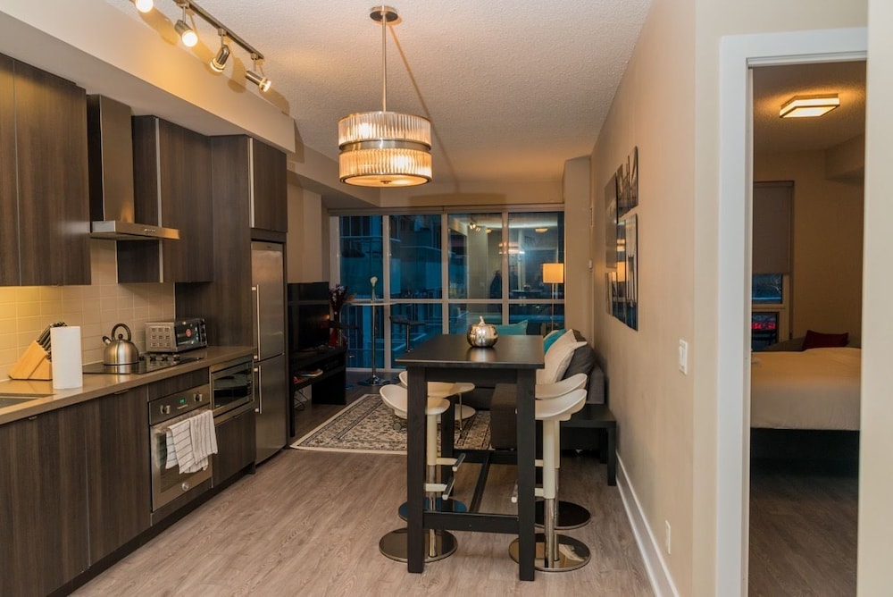 Sarkar Suites - CN Tower Rogers Centre