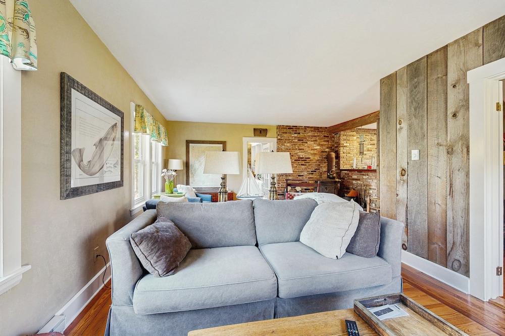 4BR House w/ Kitchen, Jetted Tub, Wifi + gas Grill