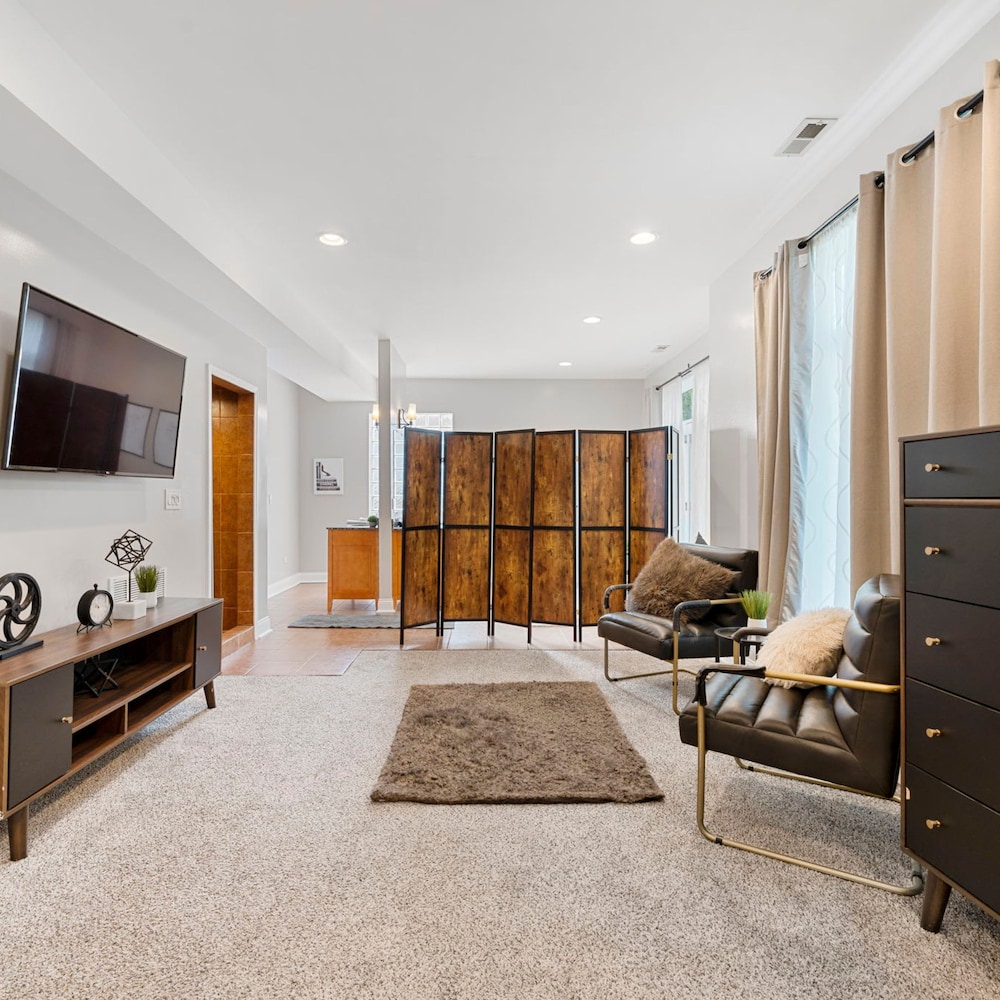 Spacious Luxury Retreat 8 Bed Oasis With 6 Baths