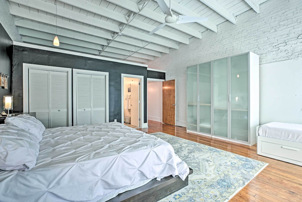 Nulu Art District Loft: Walk to Dtwn Distilleries!