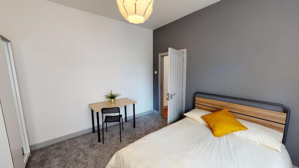 Stunning City Centre-uni Town House view 4