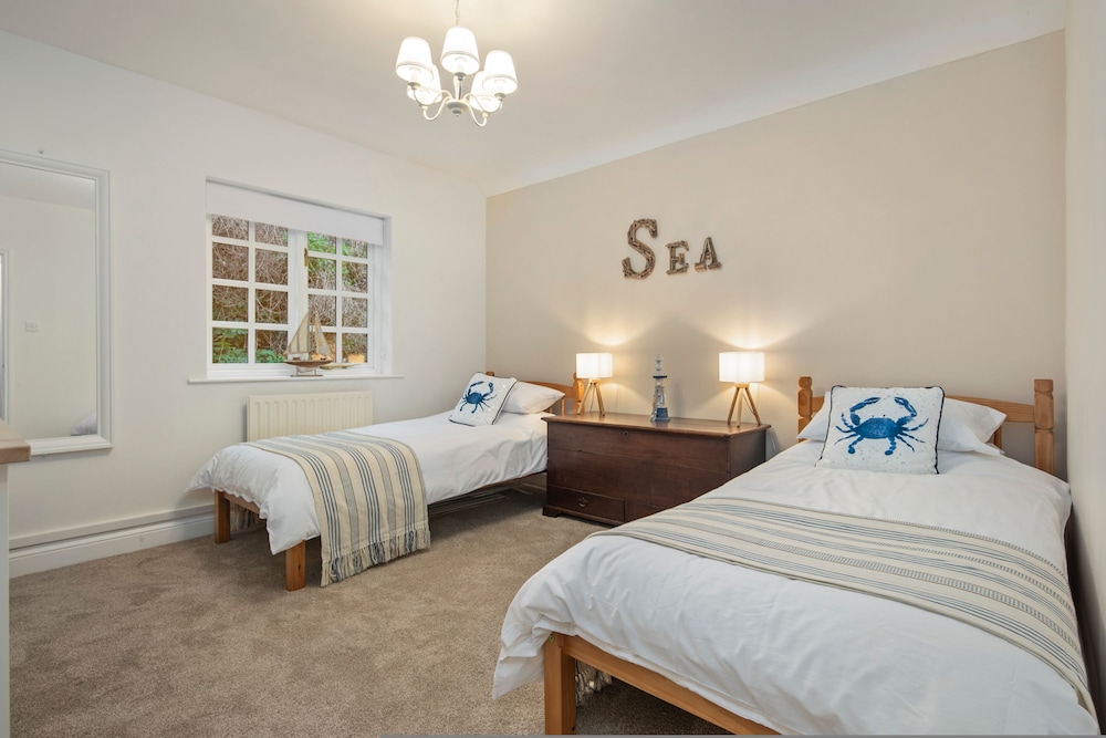 5 Sunny Cove - Direct Beach Access Sea Views