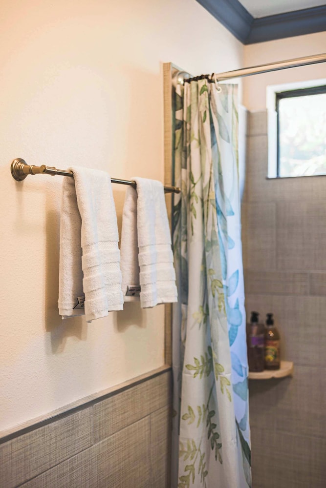 Not Affected by the Fire/spacious Retreat w/ Large Kitchen & Outdoor Patio