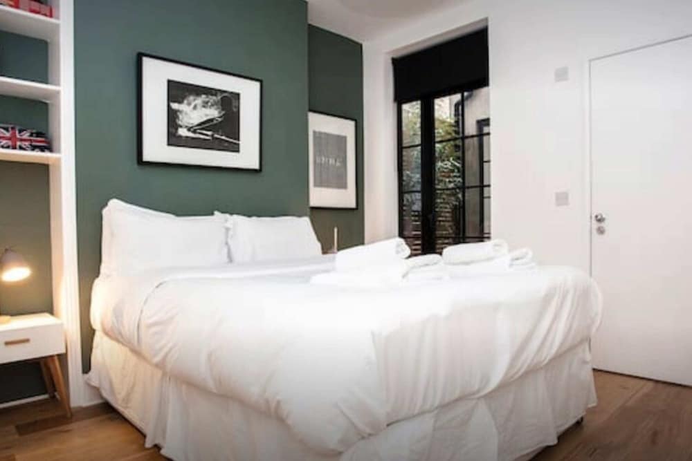 Stylish Newly Refurbished 2 Bedroom Flat With Terrace