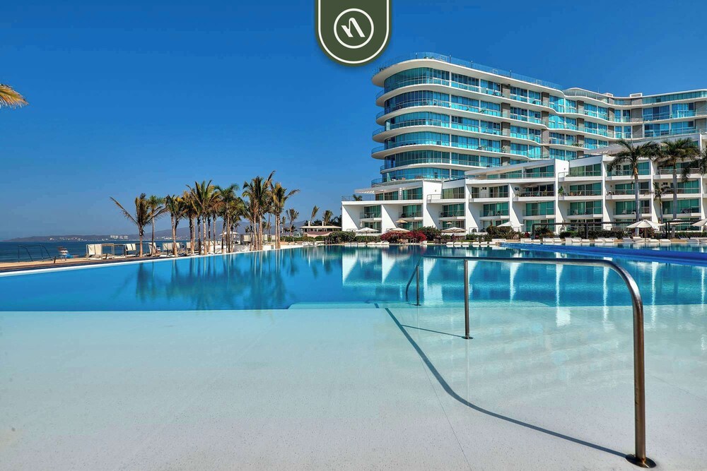 Oceanview 1 BR Condo - Private Beach - Pools
