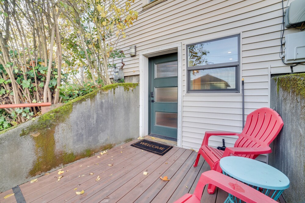 Pet-friendly Seattle Studio ~ 3 Mi to Downtown! view 3