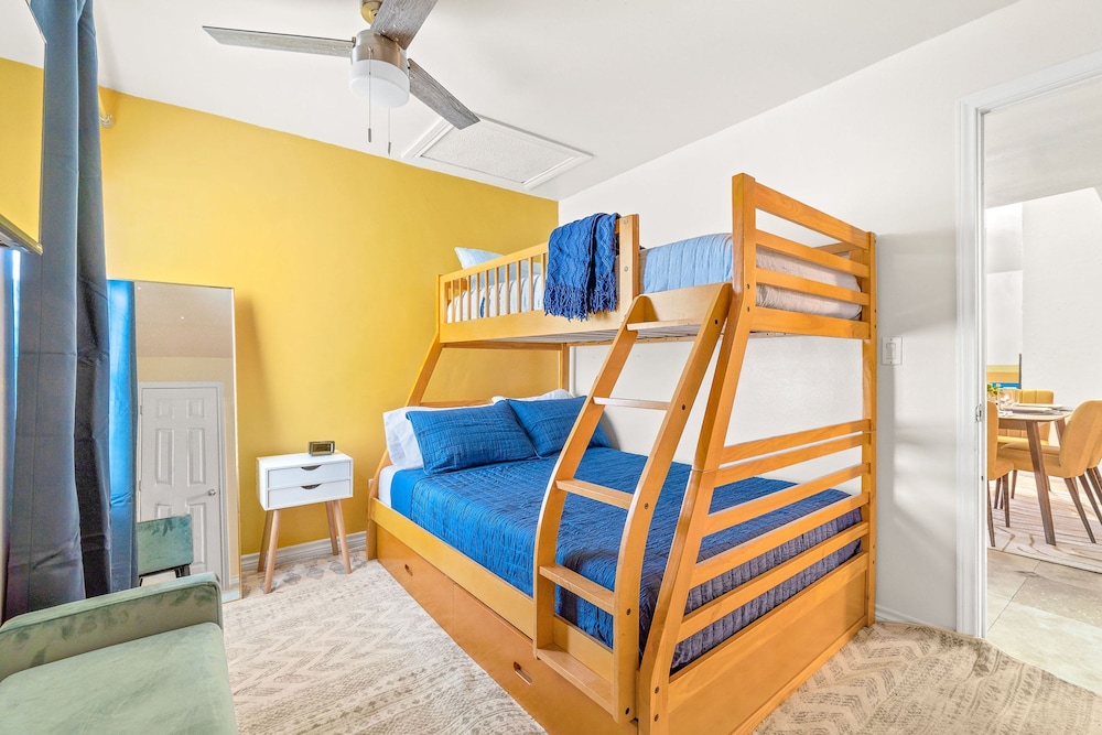Dallas Retro House King Bed Backyard
