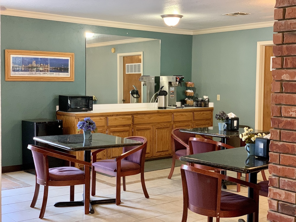 McAlester Vacations - Candlelight Inn  Suites Hwy 69 near McAlester - Property Image 12