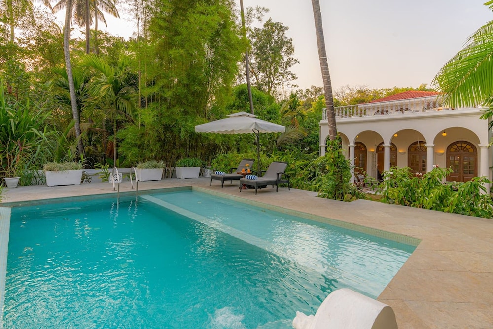 Loto Bianco by Hireavilla -4br w Pvt Pool Siolim