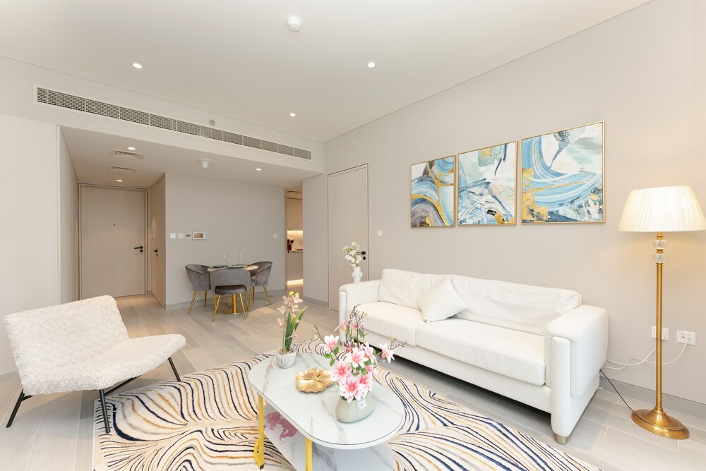 SIMPLY COMFORT  Bright Apartments Steps from Marina Walk