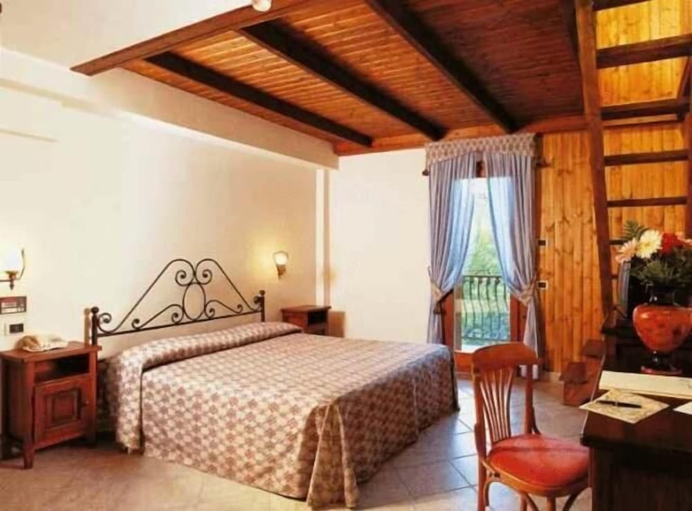 Leo Hotel