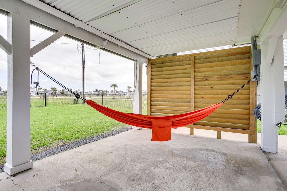 Walk to Beach: Updated Home w/ Deck in Galveston!