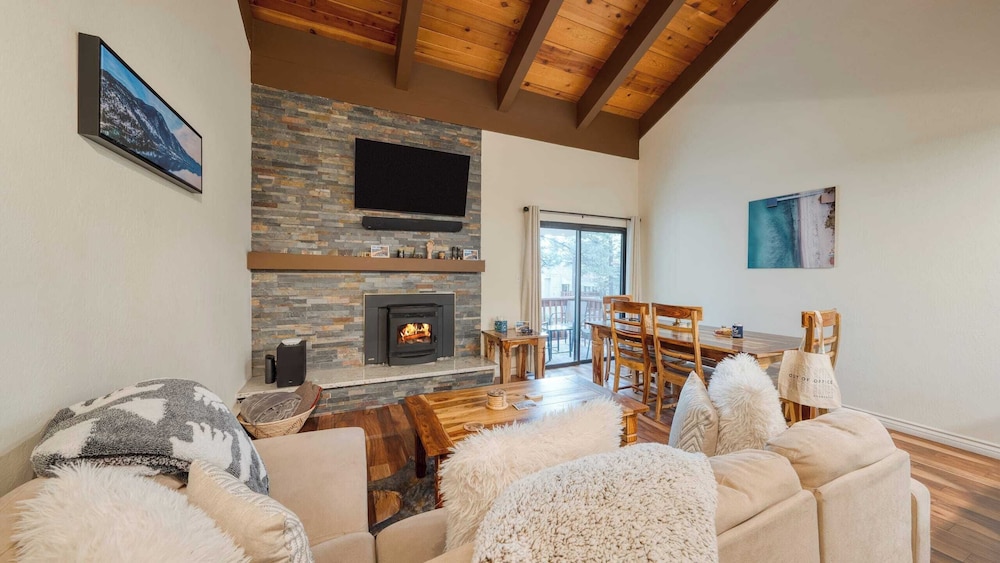 Crystal Pines Cozy Lake Tahoe Escape With Fully Equipped Kitchen and Balcony Views