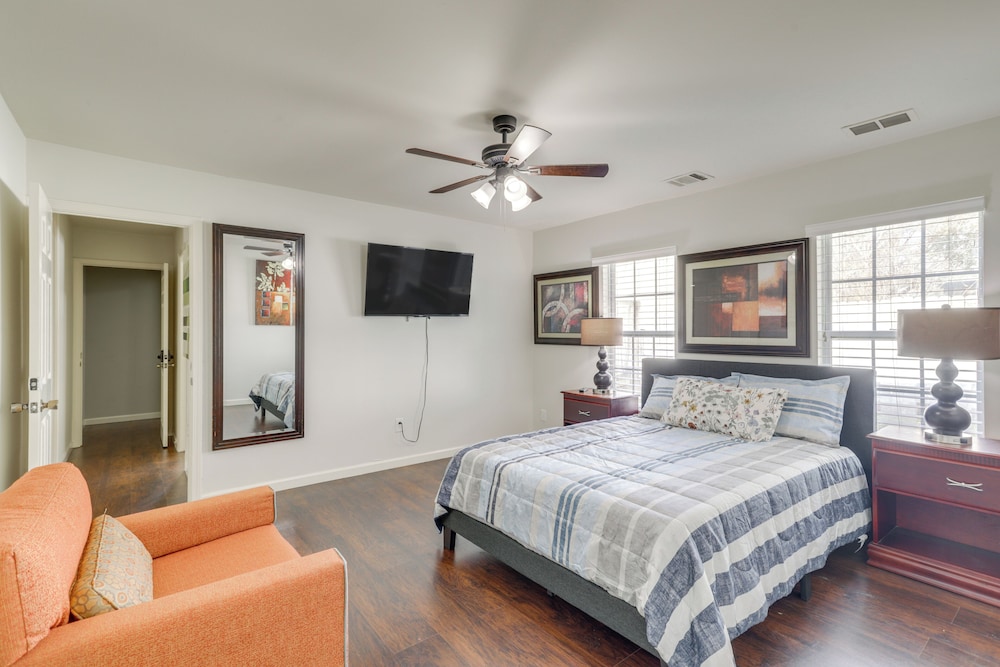 Pool Table & Patio w/ Bar: Spacious Houston Gem!