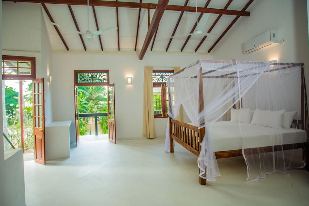 South Point Surf House - Whole Villa 5 Bedrooms (Sleeps 14) view 4