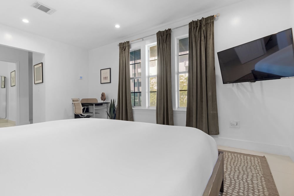 7BD Downtown Oasis Pool
