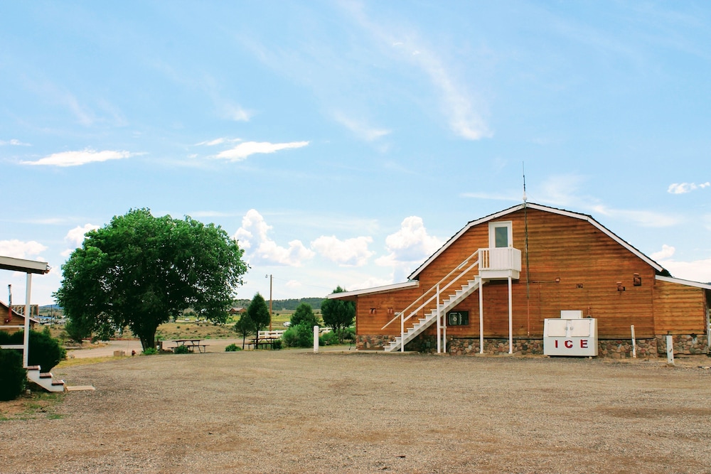 The Riverside Ranch RV Park, Motel & Campground