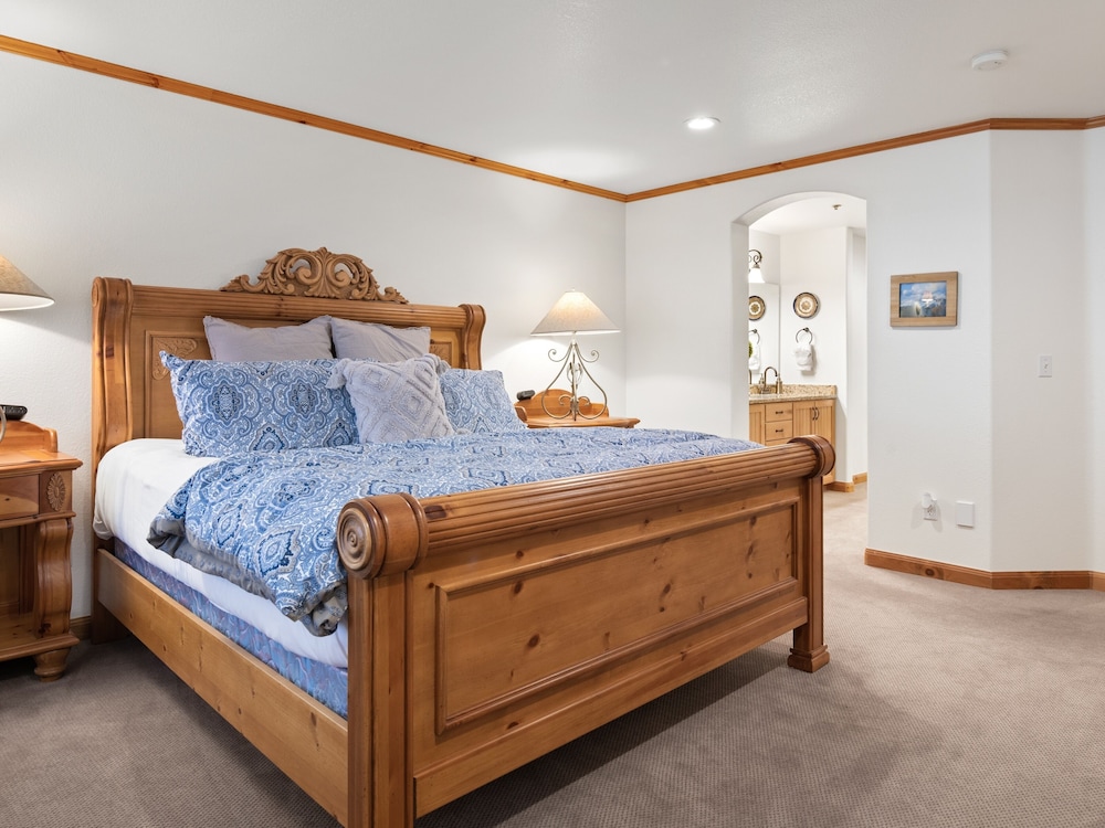 Family Getaway~pool, Hot Spring, Scuba & Ice Castles 727 4 Bedroom Home by RedAwning view 4