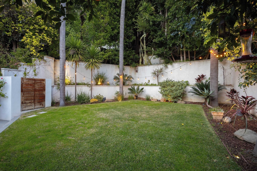 Luxury Hollywood Hills Home With Pool, Outdoor Dining & Iconic Views Skyline Chalet