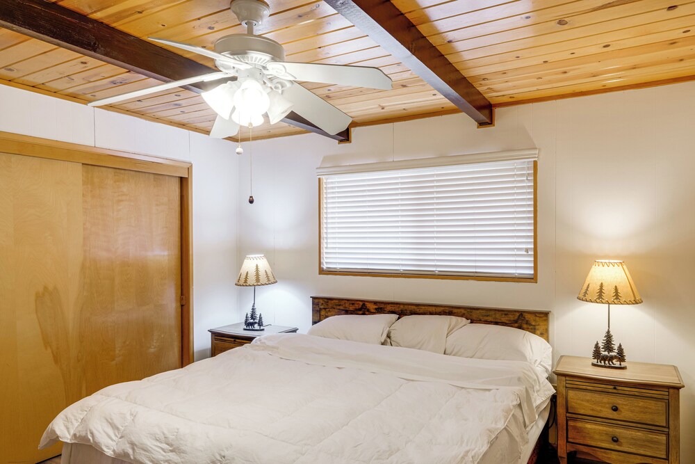 Mountain-view Haven w/ Deck in Pine Mountain Club