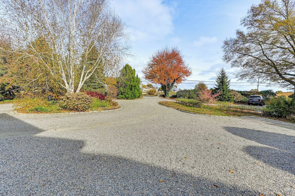 Groton Home < 1 Mi to Beach on Long Island Sound!
