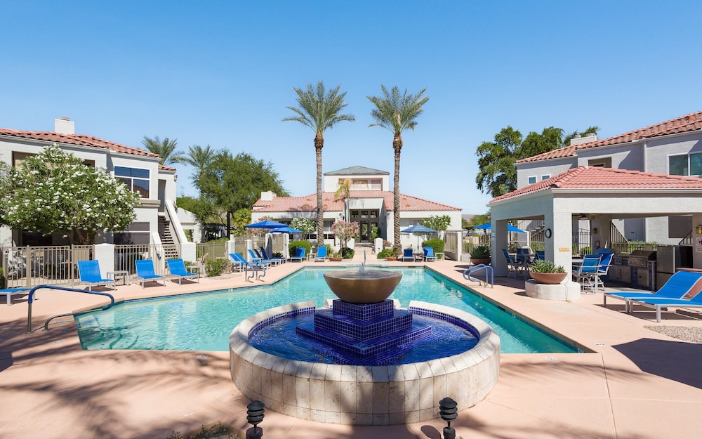 Solace - Community Pool & Gym -walk to Restaurants