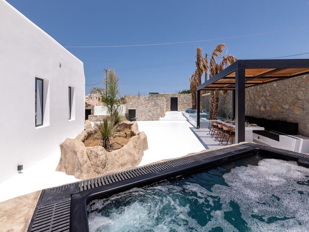 Soothing Holiday Home With Outdoor hot tub