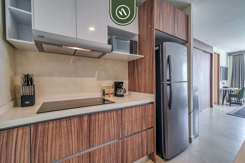 Luxury 2 BR Condo Near Beaches - Pools - Gym