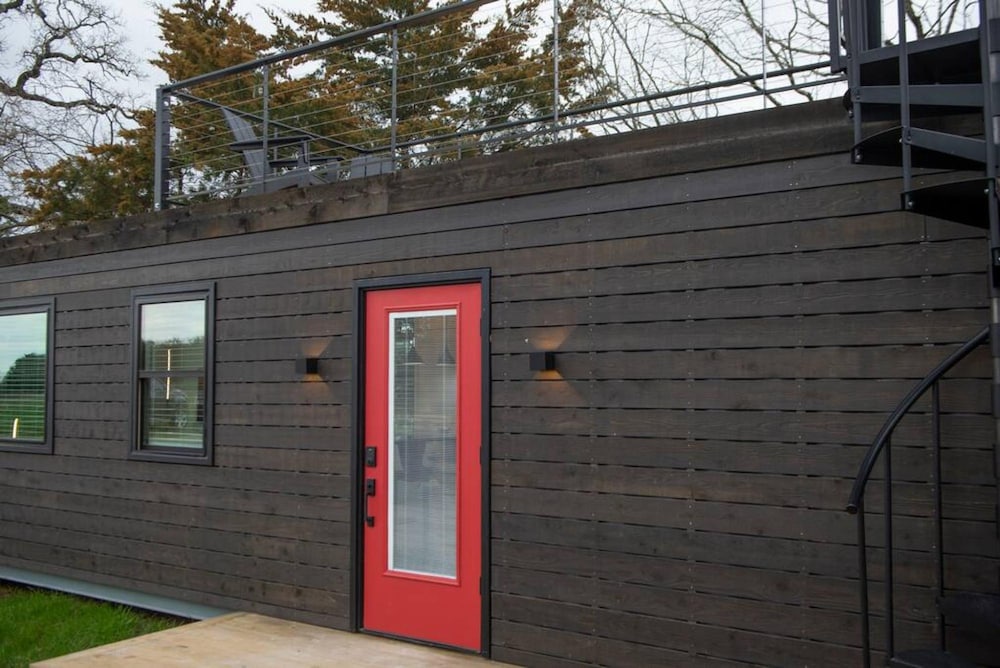The Merlot - Unique Container Home Near Waco Attractions view 3