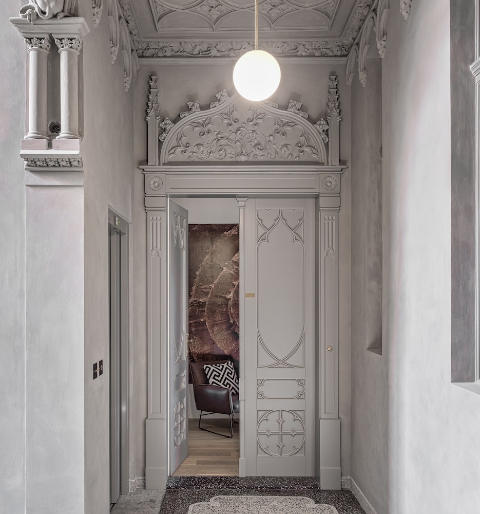 MN6 Luxury Suites by Adrez Living