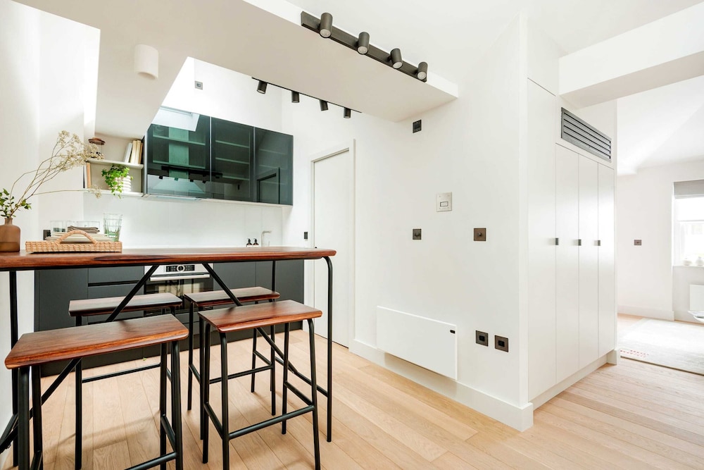Notting Hill Gate Residence VI view 4