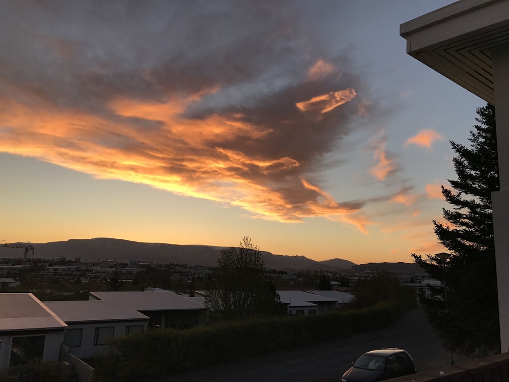 ICELAND SJF Villa , Hot tub & Outdoor Sauna Amazing Mountains View - 15 min to downtown