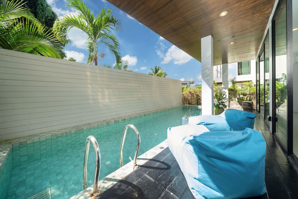Vibrant Beach Life at Kata Villa UTK4