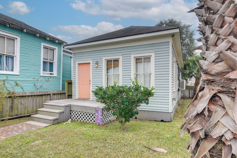 1 Mi to Dtwn: Home w/ Fenced Yard in Galveston!