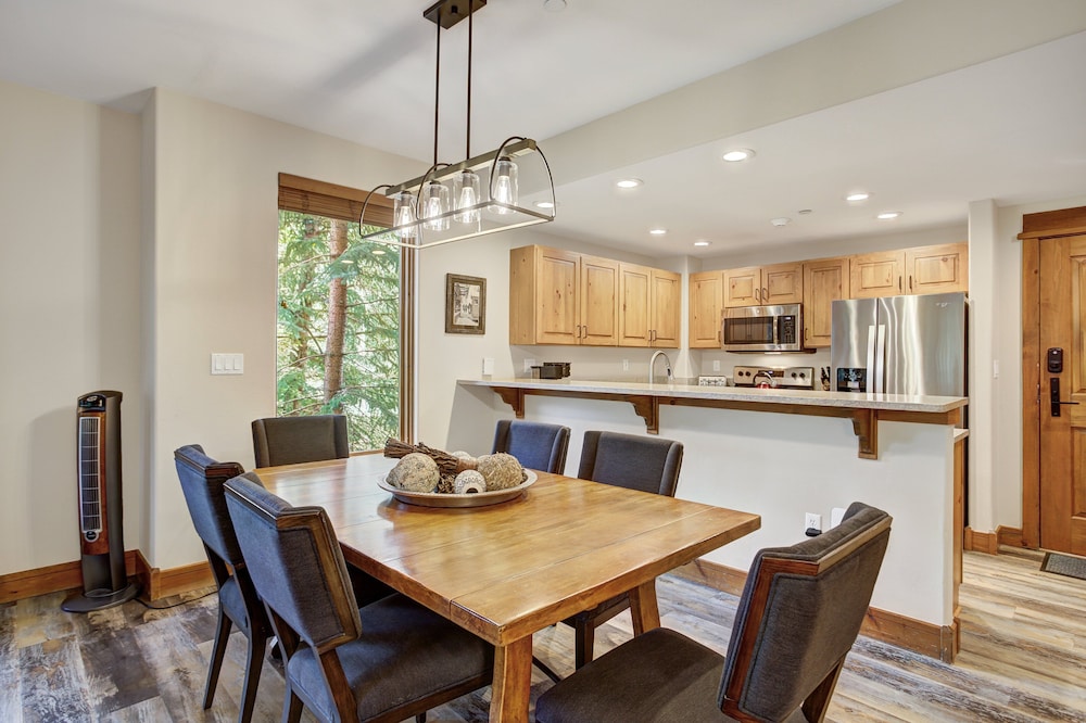Premium 2 Bedroom Condo in Arrowhead Village! 2 Condo