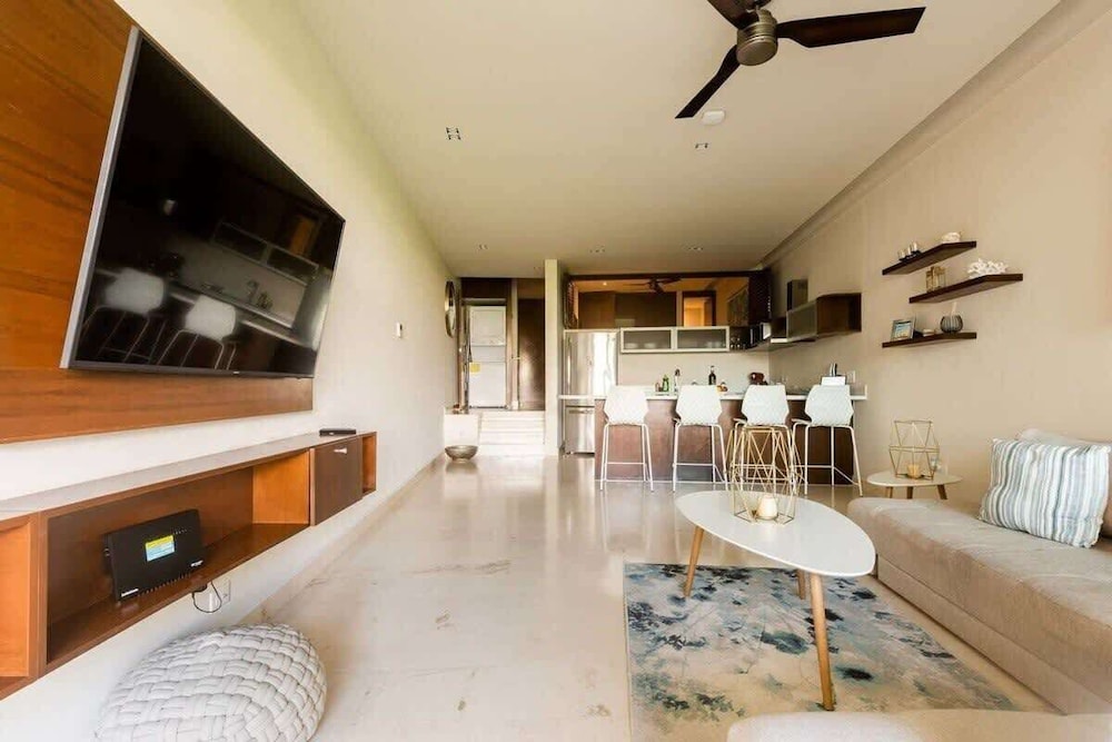 1 Br. Steps From the Beach Roof W/ocean View