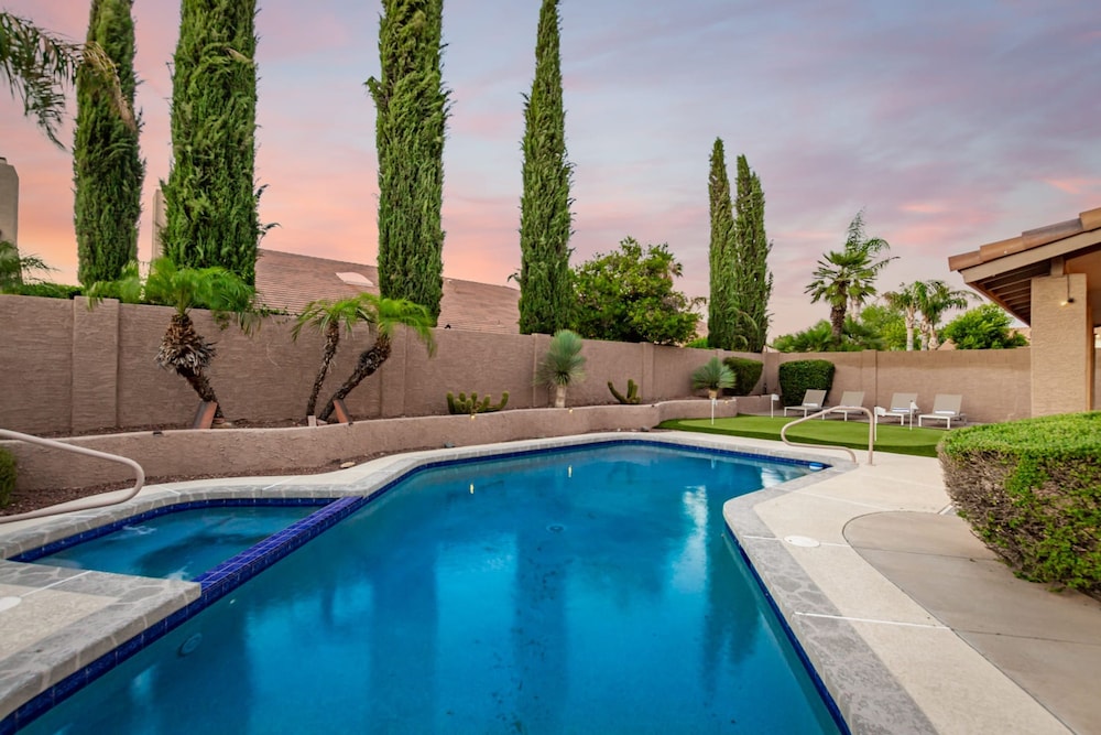 NEW Paradise Park Heated Pool Spa BBQ