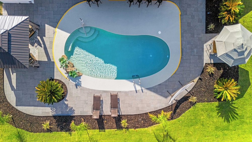 PCB Group-friendly Duplex w/ Pool, Backyard Lounge & 2 Kitchens