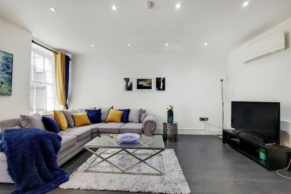 Fantastic 3 Bedroom Apartment off Bakerstreet W AC