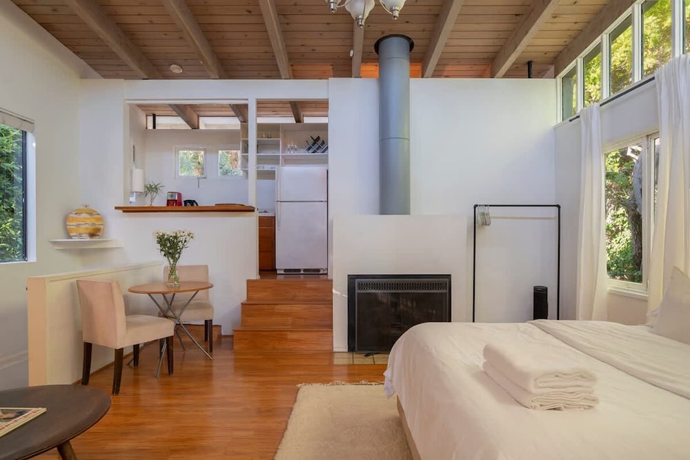 Malibu Retreat w Beach Access and Ocean View