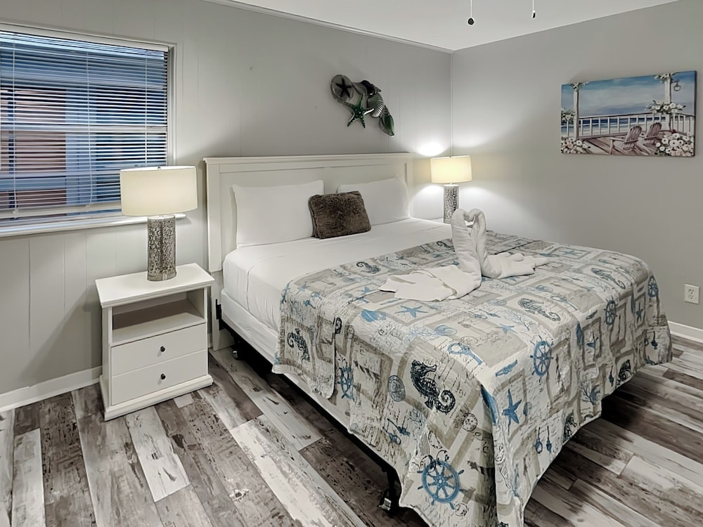 Pleasure Pier Retreat Manor by Ryson Vacation Rentals