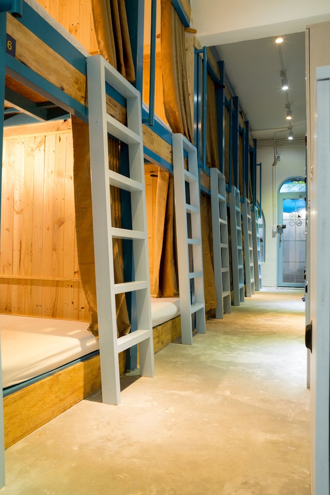 KHA Hostel & Cafe