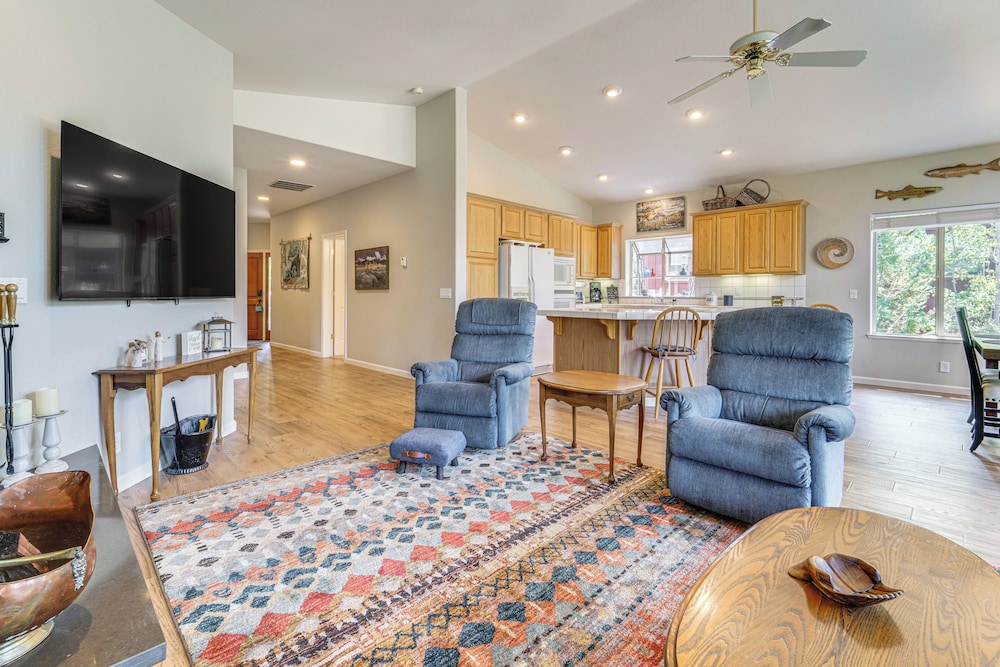 Golf & Mountain Views - Retreat in Clio