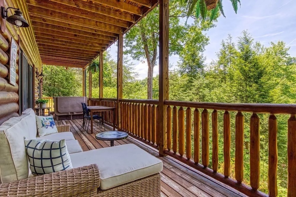 Hillbilly Hideaway 4 Bedroom Cabin