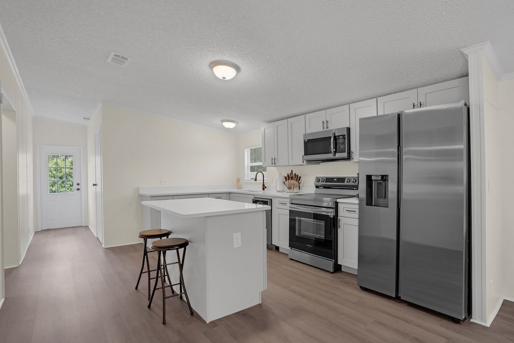 Relaxing 4br Hideaway In Groveland 4 Bedroom Cottage by RedAwning - Property Image 19